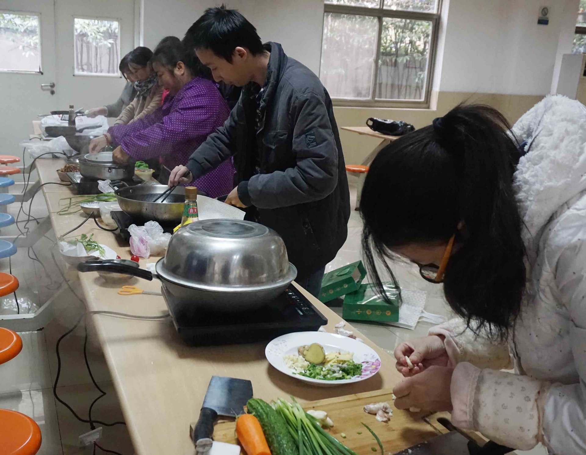 
                            魚火相逢，互展廚技，共烹友旺情！