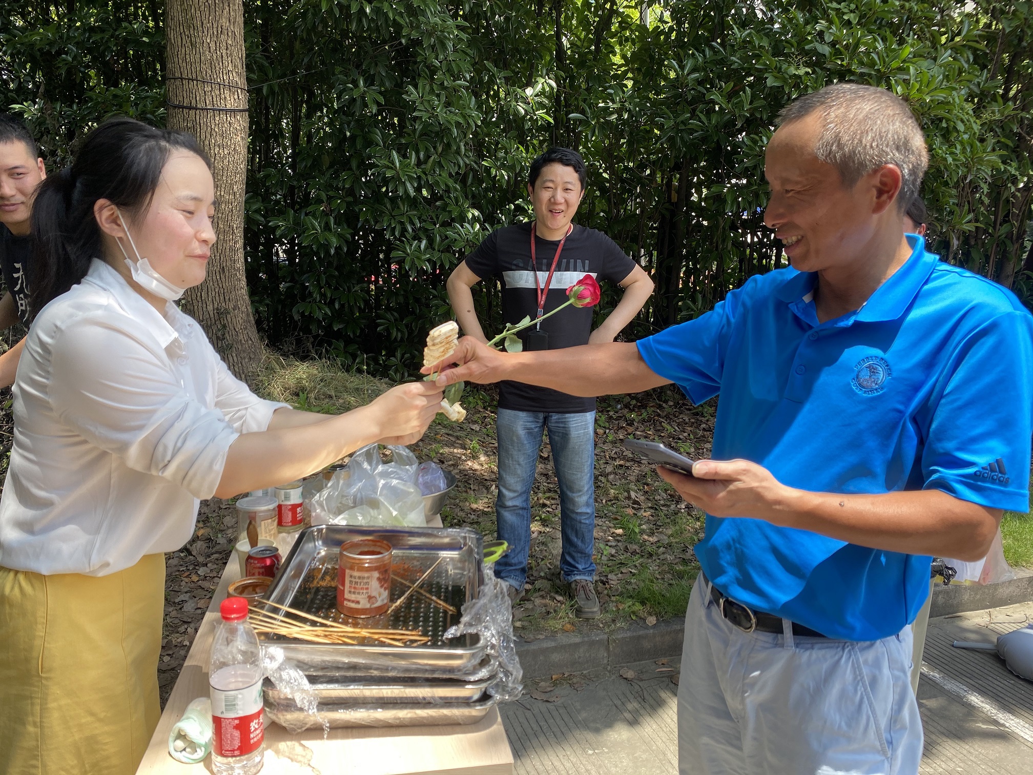 
                            地?cái)俈S公益——我公司開展“義賣集市，友旺喊你來(lái)擺攤啦”活動(dòng)